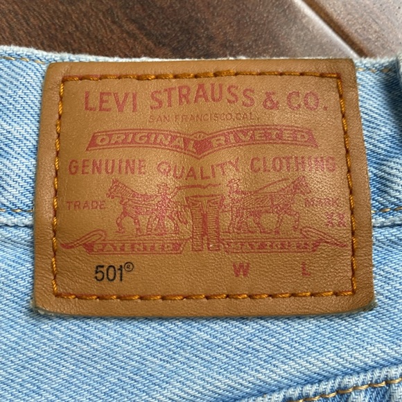 Levi’s Premium 501 Distressed 2” Light Wash Cut Off Denim Shorts Fray - Picture 3 of 10